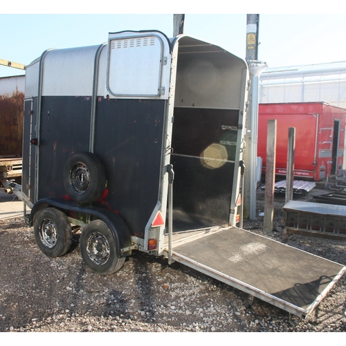 289 - A TWIN AXEL TEN FOOT HORSE TRAILER NO VAT