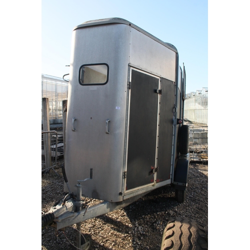 289 - A TWIN AXEL TEN FOOT HORSE TRAILER NO VAT