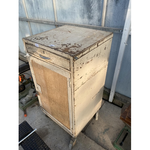 32 - A METAL FOUR WHEELED WORKSHOP CABINET TO ALSO INCLUDE AN ASSORTMENT OF DRILL BITS NO VAT