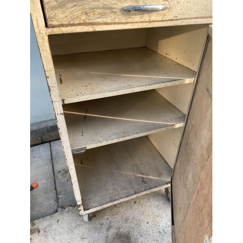 32 - A METAL FOUR WHEELED WORKSHOP CABINET TO ALSO INCLUDE AN ASSORTMENT OF DRILL BITS NO VAT