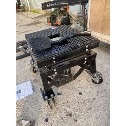 33 - A FOXHUNTER 300LB MOTORCYCLE LIFT WITH FOOT PEDAL AND INSTRUCTION MANUAL NO VAT