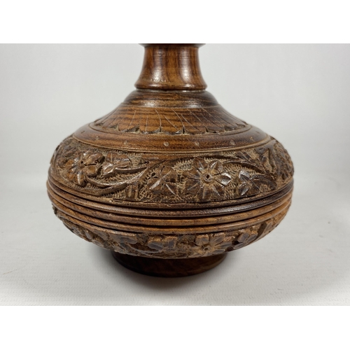 17 - A VINTAGE CARVED WOODEN INDIAN VASE, HEIGHT 23CM