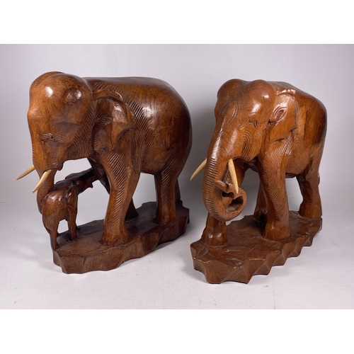 18 - A PAIR OF VINTAGE CARVED WOODEN TRIBAL FAMILY OF ELEPHANT FIGURES, HEIGTH 27CM