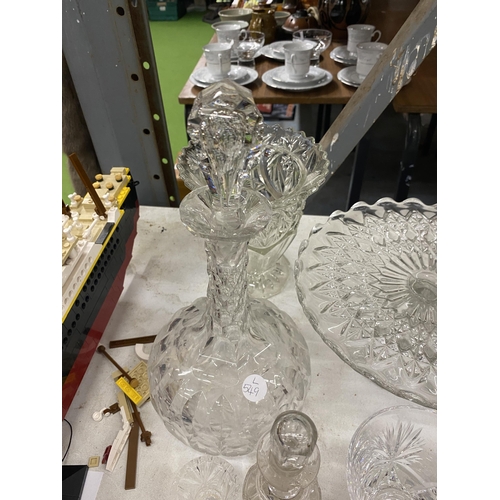 736 - A MIXED LOT OF CUT GLASSWARE TO INCLUDE A DECANTER ETC