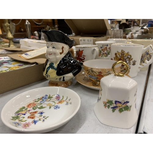 838 - A QUANTITY OF ROYAL MEMORIBILIA CUPS, MUGS AND GLASSES PLUS A TOBY JUG AND AYNSLEY BELL AND PIN TRAY