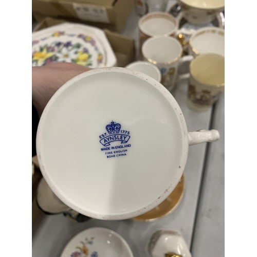 838 - A QUANTITY OF ROYAL MEMORIBILIA CUPS, MUGS AND GLASSES PLUS A TOBY JUG AND AYNSLEY BELL AND PIN TRAY