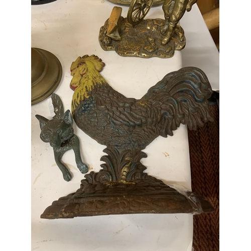 881 - TWO HEAVY BRASS MODELS OF BLACKSMITHS, A VINTAGE CAST COCKEREL DOORSTOP AND A BRASS FOX DOOR KNOCKER