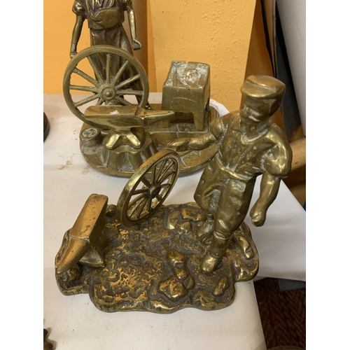 881 - TWO HEAVY BRASS MODELS OF BLACKSMITHS, A VINTAGE CAST COCKEREL DOORSTOP AND A BRASS FOX DOOR KNOCKER