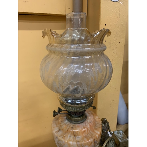 884 - A VICTORIAN OIL LAMP WITH A BRASS STEM, MARBLE MIDDLE, FLUTED AND ETCHED SHADE AND CHIMNEY HEIGHT AP... 