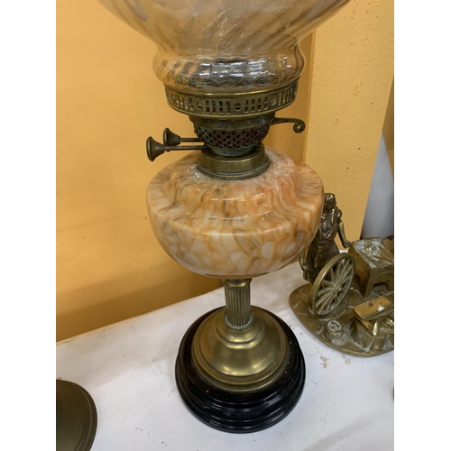 884 - A VICTORIAN OIL LAMP WITH A BRASS STEM, MARBLE MIDDLE, FLUTED AND ETCHED SHADE AND CHIMNEY HEIGHT AP... 