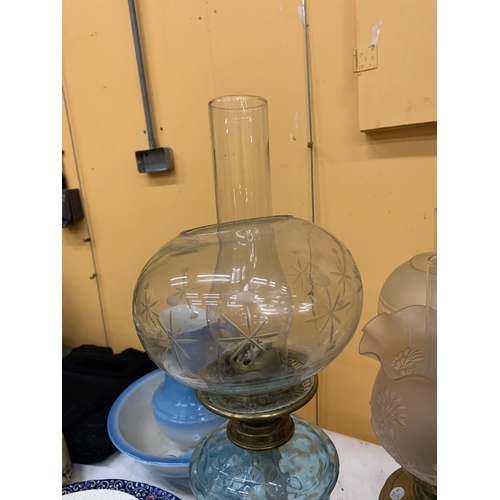 885 - A VICTORIAN OIL LAMP WITH BRASS STEM, BLUE GLASS MIDDLE, A GLASS ENGRAVED SHADE AND A CHIMNEY HEIGHT... 