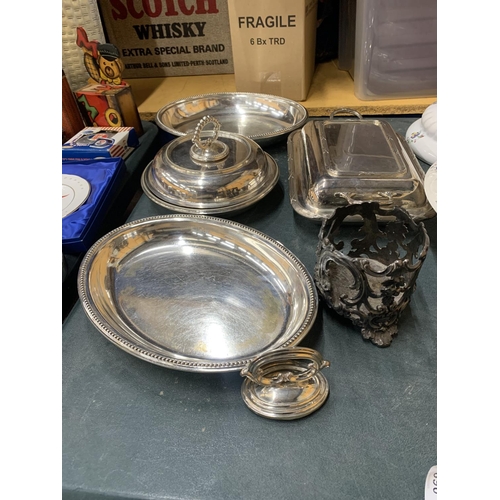 896 - A QUANTITY OF SILVER PLATED ITEMS TO INCLUDE LIDDED SERVING DISHES, SERVING DISHES, A CANDLE HOLDER,... 