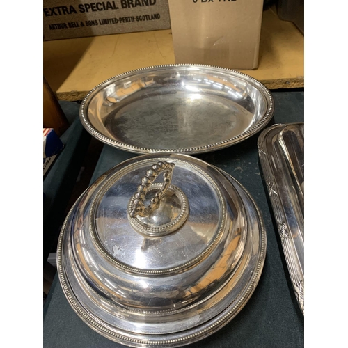 896 - A QUANTITY OF SILVER PLATED ITEMS TO INCLUDE LIDDED SERVING DISHES, SERVING DISHES, A CANDLE HOLDER,... 