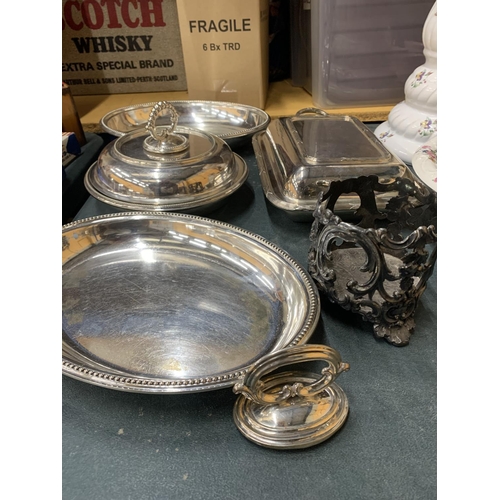 896 - A QUANTITY OF SILVER PLATED ITEMS TO INCLUDE LIDDED SERVING DISHES, SERVING DISHES, A CANDLE HOLDER,... 