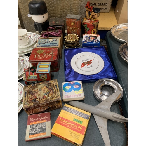 897 - A MIXED LOT TO INCLUDE VINTAGE TINS, A TRAVEL IRON, A BOXED BRITISH AEROSPACE GOLDEN ANNIVERSARY PLA... 