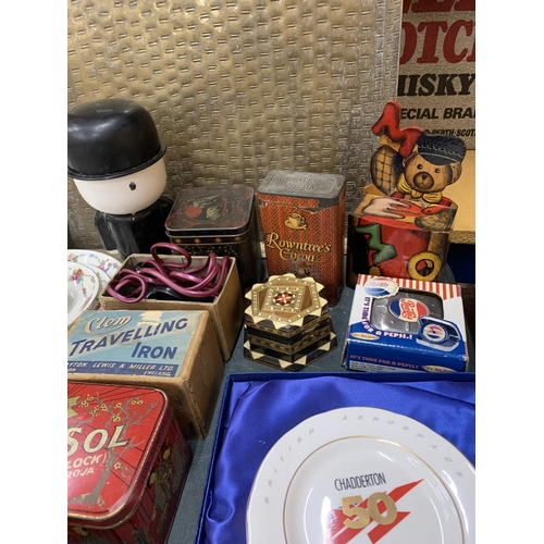 897 - A MIXED LOT TO INCLUDE VINTAGE TINS, A TRAVEL IRON, A BOXED BRITISH AEROSPACE GOLDEN ANNIVERSARY PLA... 