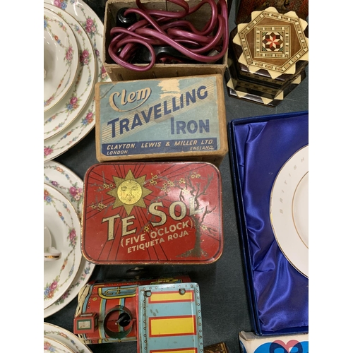 897 - A MIXED LOT TO INCLUDE VINTAGE TINS, A TRAVEL IRON, A BOXED BRITISH AEROSPACE GOLDEN ANNIVERSARY PLA... 