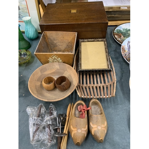 909 - VARIOUS ITEMS TO INCLUDE A MAHOGANY WRITING SLOPE, TREEN CLOGS, BOWL, PLANTER ETC