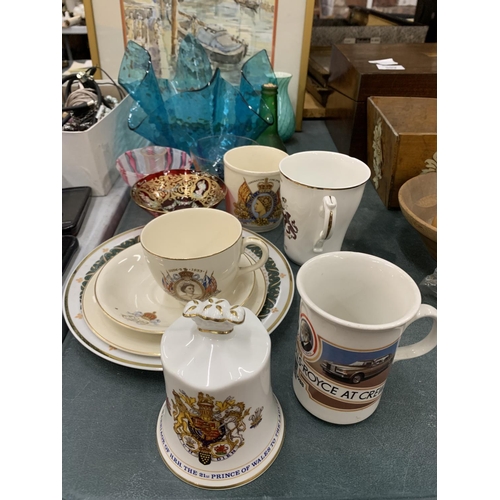 910 - A QUANTITY OF ROYAL COMMEMORATIVE ITEMS TO INCLUDE MUGS, CUPS, A BELL AND A PLATE