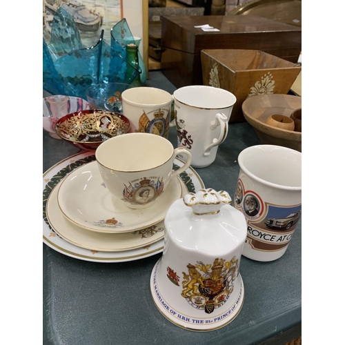 910 - A QUANTITY OF ROYAL COMMEMORATIVE ITEMS TO INCLUDE MUGS, CUPS, A BELL AND A PLATE