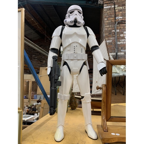 911 - A LARGE STAR WARS STORM TROOPER MODEL 77CM TALL