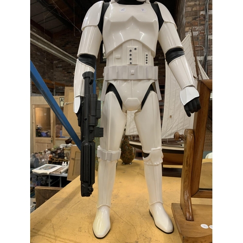 911 - A LARGE STAR WARS STORM TROOPER MODEL 77CM TALL