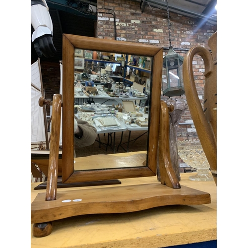 912 - AN OAK FRAMED DRESSING TABLE MIRROR