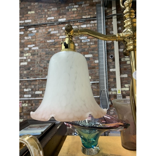 917 - A VINTAGE STYLE BRASS TABLE LAMP WITH A FLUTED PALE PINK GLASS SHADE