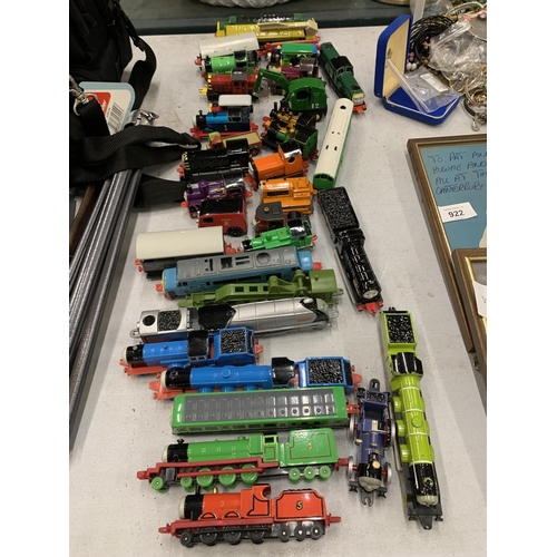 924 - A COLLECTION OF THOMAS THE TANK ENGINE AND FRIENDS DIE CAST TRAINS