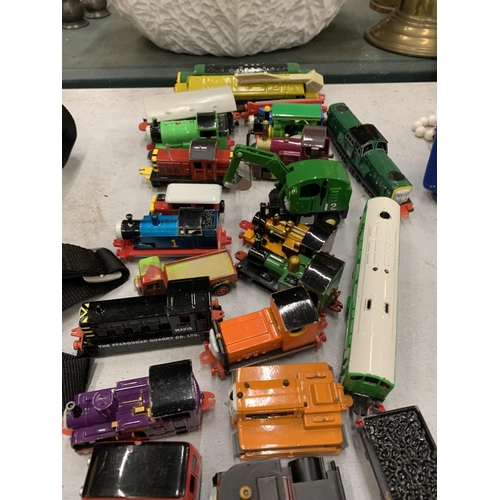 924 - A COLLECTION OF THOMAS THE TANK ENGINE AND FRIENDS DIE CAST TRAINS