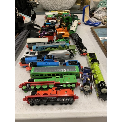 924 - A COLLECTION OF THOMAS THE TANK ENGINE AND FRIENDS DIE CAST TRAINS