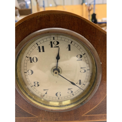 928 - A SMALL INLAID EDWARDIAN MANTLE CLOCK HEIGHT 15CM