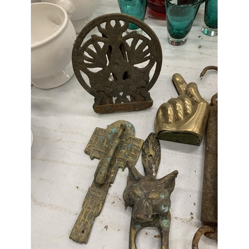 930 - A COLLECTION OF BRASS ITEMS TO INCLUDE A FOX DOOR KNOCKER, SCALES, ETC