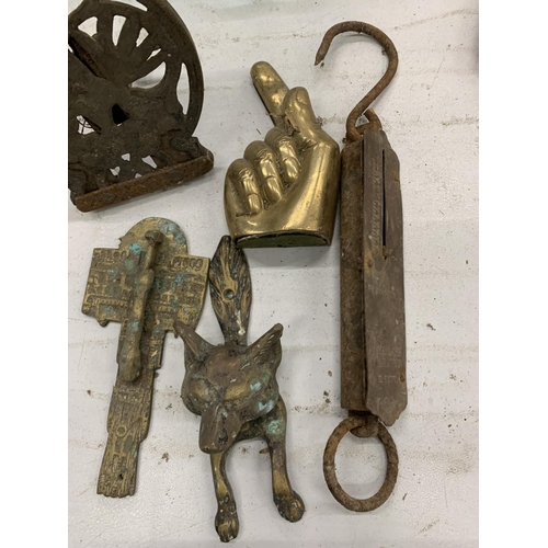 930 - A COLLECTION OF BRASS ITEMS TO INCLUDE A FOX DOOR KNOCKER, SCALES, ETC