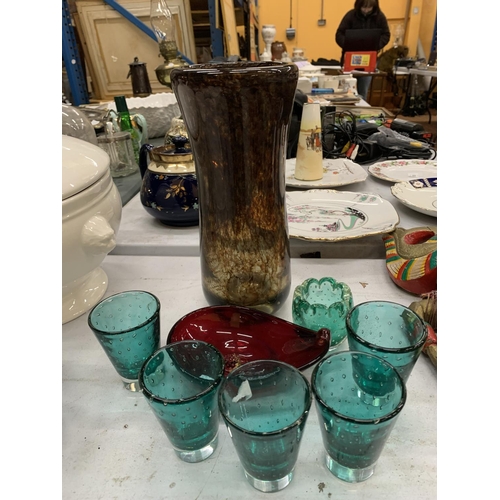 930A - A QUANTITY OF GLASSWARE TO INCLUDE AN ART GLASS VASE, WHITEFRIARS STYLE BUBBLE GLASSES, ITALIAN RED ... 