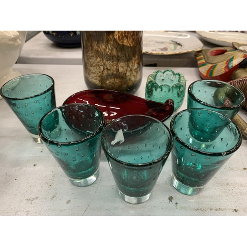 930A - A QUANTITY OF GLASSWARE TO INCLUDE AN ART GLASS VASE, WHITEFRIARS STYLE BUBBLE GLASSES, ITALIAN RED ... 