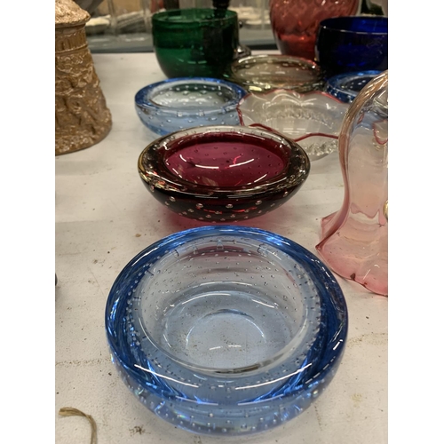 932 - A LARGE QUANTITY OF COLOURED GLASSWARE TO INCLUDE WHITEFRIARS STYLE BUBBLE BOWLS, A FLUTED CRANBERRY... 