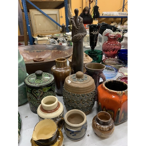 933 - A LARGE COLLECTION OF STUDIO POTTERY TO INCLUDE 'TROIKA' STYLE VASES, LIDDED POTS, A LADY FIGURINE, ... 