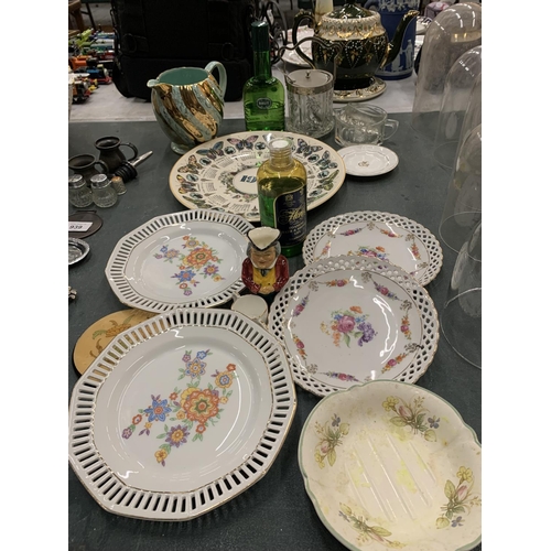 938 - A MIXED LOT TO INCLUDE DECORATIVE PLATES, A SILVER PLATED AND GLASS PRESERVE POT, A SADLER JUG, ETC