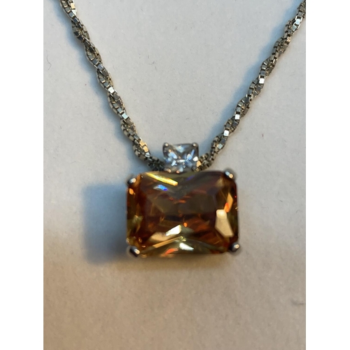 705 - A SILVER NECKLACE WITH A RECTANGULAR AMBER COLOURED STONE PENDANT IN A PRESENTATION BOX