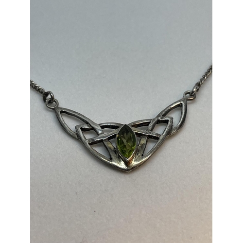 721 - A SILVER NECKLACE WITH A GREEN STONE PENDANT IN A PRESENTATION BOX