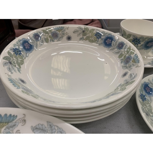 250 - A WEDGWOOD 'CLEMENTINE' PART DINNER SERVICE TO INCLUDE PLATES, BOWLS, SERVING TUREENS, SAUCE BOAT AN... 