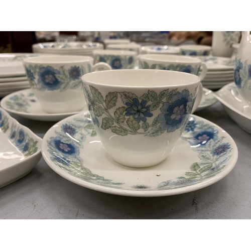 250 - A WEDGWOOD 'CLEMENTINE' PART DINNER SERVICE TO INCLUDE PLATES, BOWLS, SERVING TUREENS, SAUCE BOAT AN... 