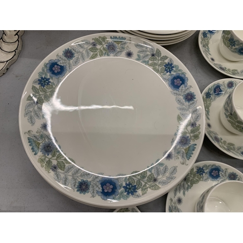 250 - A WEDGWOOD 'CLEMENTINE' PART DINNER SERVICE TO INCLUDE PLATES, BOWLS, SERVING TUREENS, SAUCE BOAT AN... 