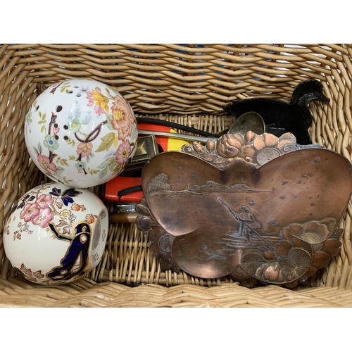 282 - A MIXED LOT TO INCLUDE VINTAGE FLATWARE, A TOY GUN, COPPER PLAQUE, POMANDERS, FIGURES, ETC IN A BASK... 