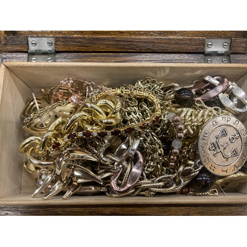 423 - A QUANTITY OF COSTUME JEWELLERY TO INCLUDE NECKLACES, BRACELETS, ETC IN A VINTAGE WOODEN BOX