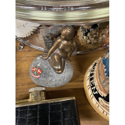 493 - A MIXED GROUP OF ITEMS TO INCLUDE NUDE LADY PAPERWEIGHT, HIP FLASK, GERMAN JUG ETC