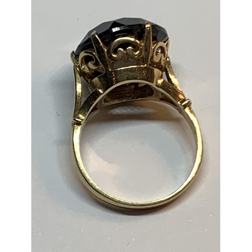 695 - A 9 CARAT GOLD RING WITH A SMOKEY QUARTZ STONE SIZE M\N