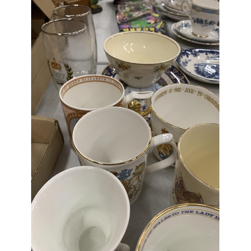 838 - A QUANTITY OF ROYAL MEMORIBILIA CUPS, MUGS AND GLASSES PLUS A TOBY JUG AND AYNSLEY BELL AND PIN TRAY