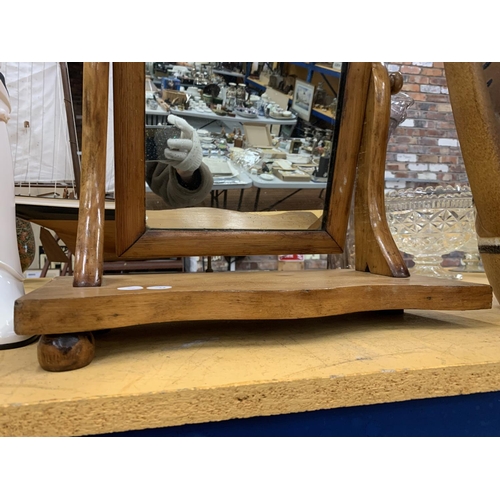 912 - AN OAK FRAMED DRESSING TABLE MIRROR